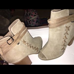 leila stone heels